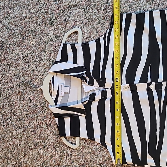 LIZ CLAIBORNE WOMEN'S SLEEVELESS BLACK AND WHITE "ZEBRA" BUTTON TOP SIZE LARGE - Picture 12 of 15